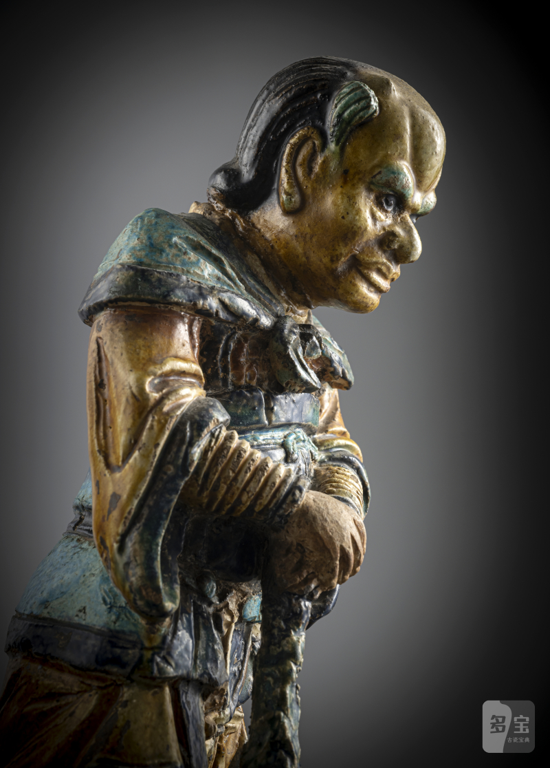 A 'fahua' ceramic figure of a lokapala leaning on a club - 图4